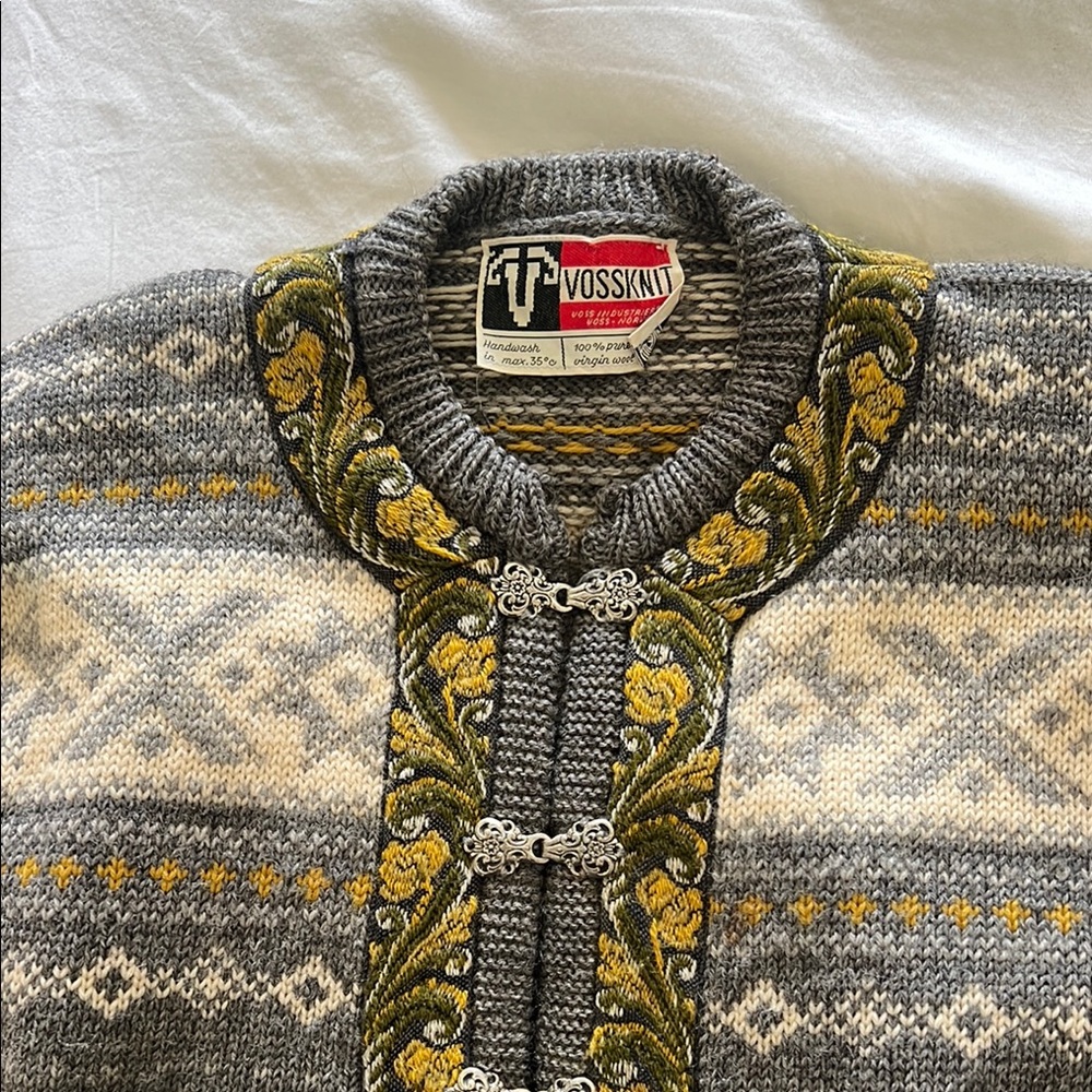 Vossknit 100% virgin wool sweater